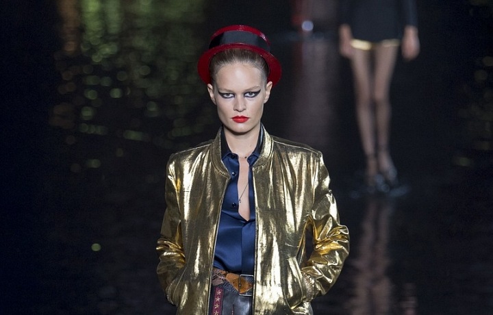 Kolekce SS19 spojuje ženskost s pánským stylem. 