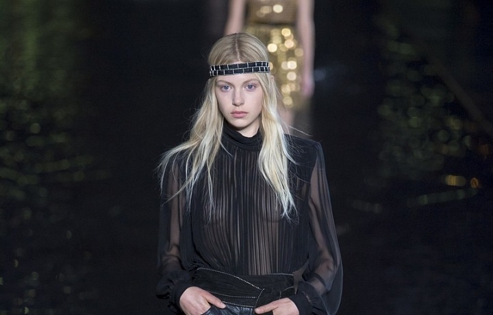 Kolekce SS19 spojuje ženskost s pánským stylem. 