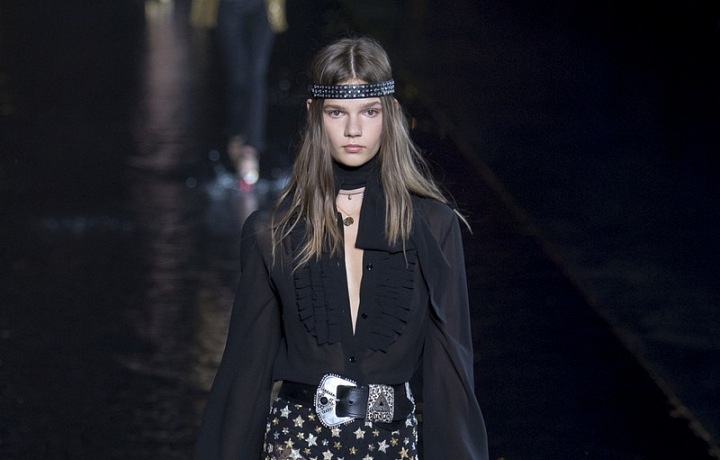 Pánské prvky v kolekci podtrhují ženské tvary. 