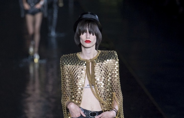 Kolekce SS19 spojuje ženskost s pánským stylem. 