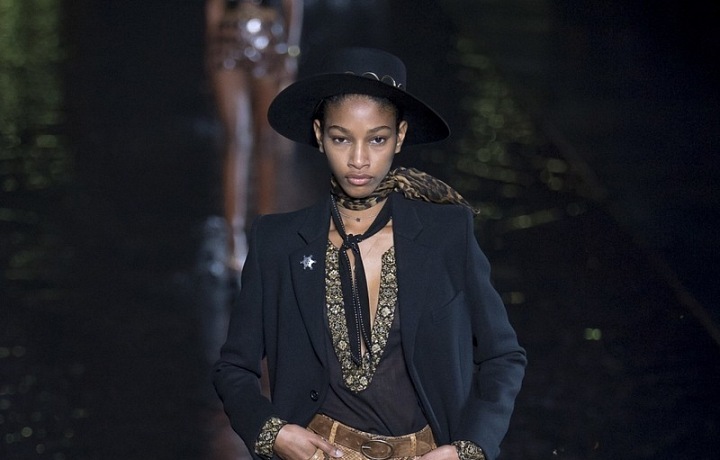 Kolekce SS19 spojuje ženskost s pánským stylem. 