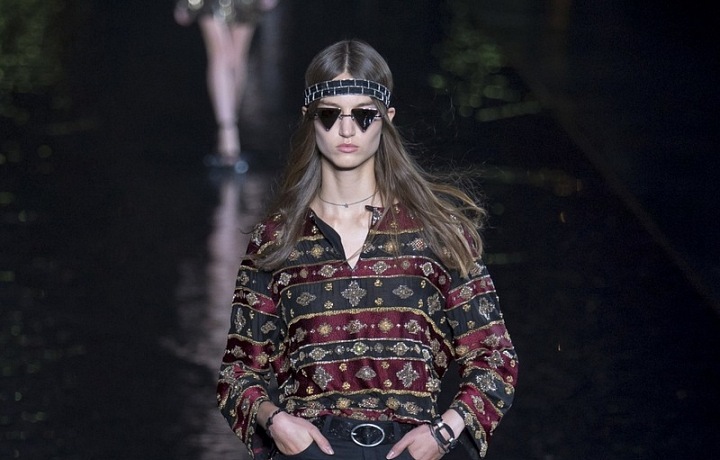 Pánské prvky v kolekci podtrhují ženské tvary. 