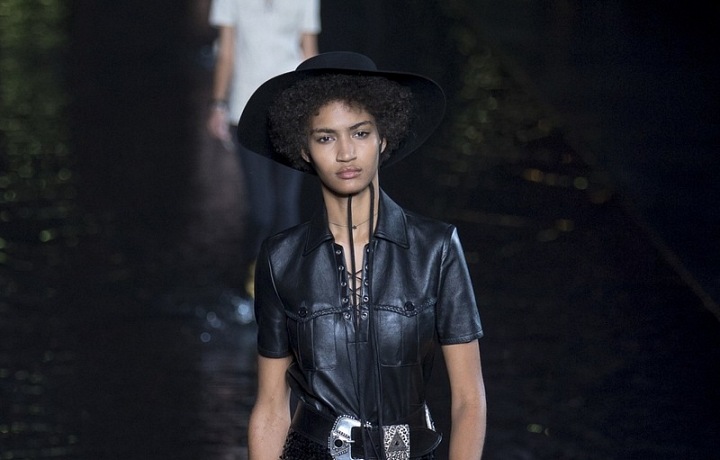 Kolekce SS19 spojuje ženskost s pánským stylem. 