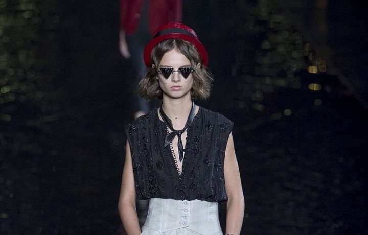 Pánské prvky v kolekci podtrhují ženské tvary. 