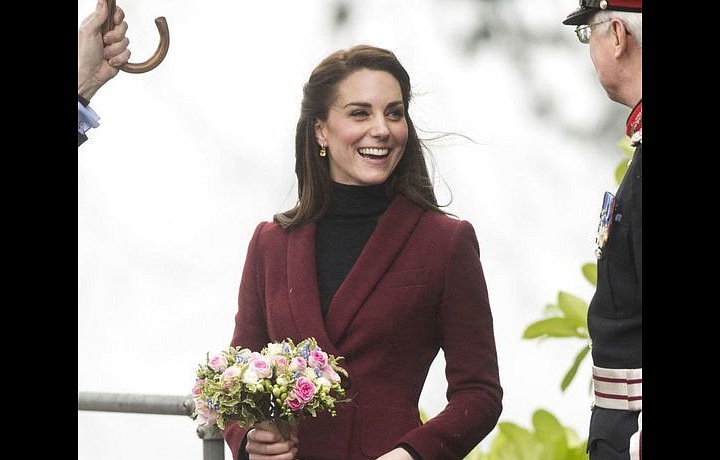 Kate v casual outfitu