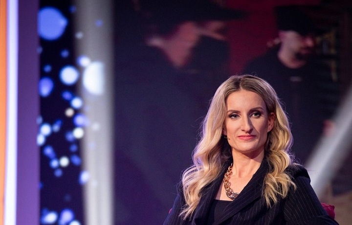 Adela moderuje elegantne a s noblesou