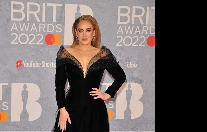 Adele zvolila elegantní tmavý outfit a výrazné líčení