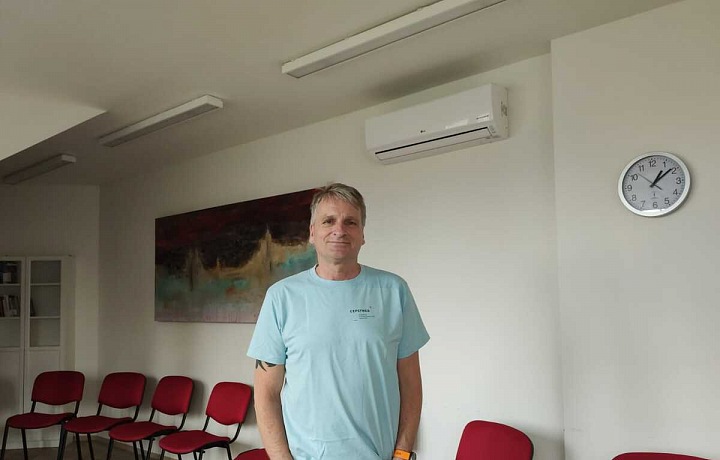 Adiktolog v terapeutické místnosti.