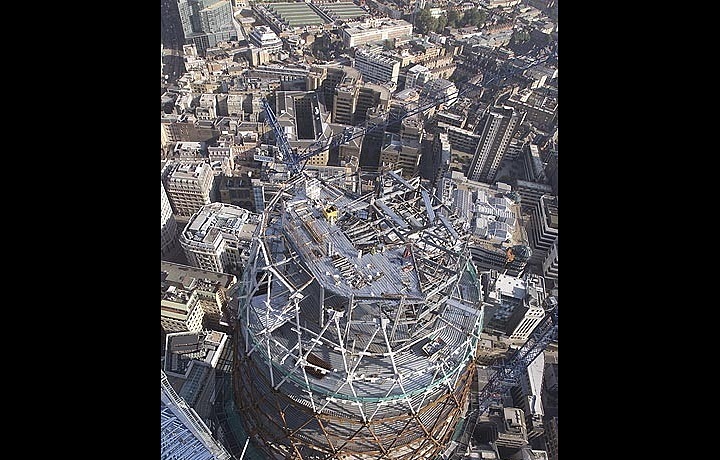 Stavba mrakodrapu 30 St Mary Axe