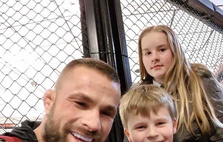 Svým dětem se snaží dát vše, co sám jako malý neměl.