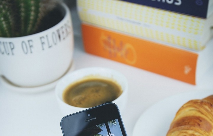 Mobil s aplikací Airbnb