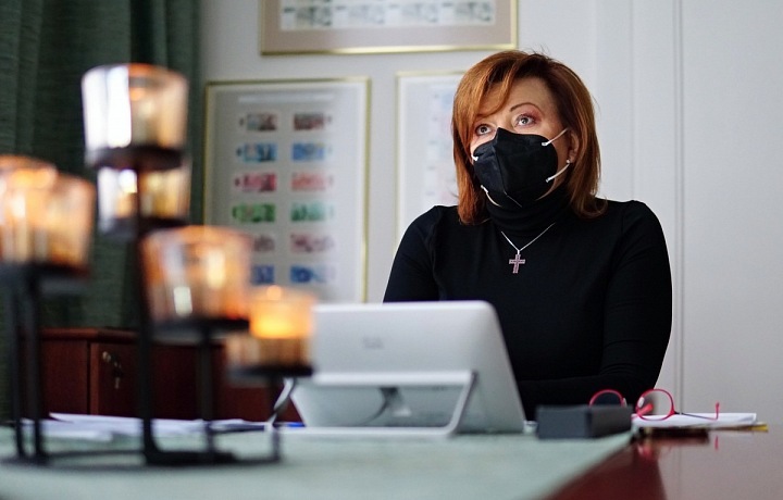 Alena Schillerová při videokonferenci.