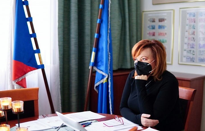 Alena Schillerová při jednání.