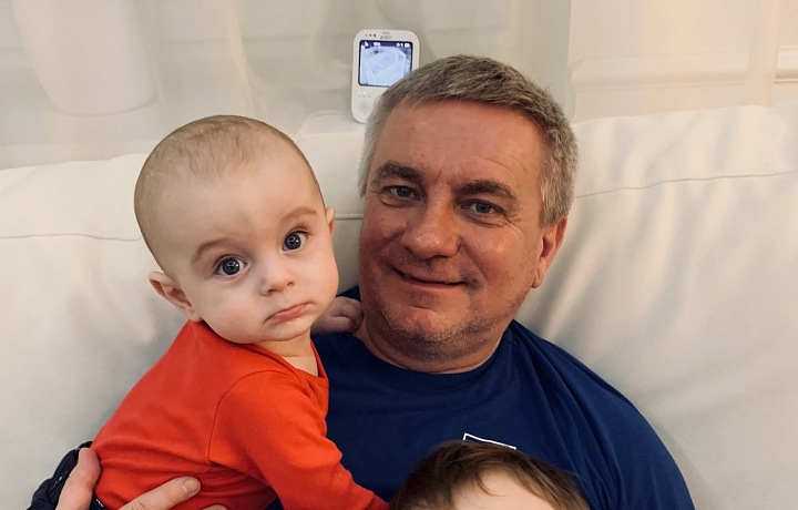 Kancléř Vratislav Mynář se svými syny.