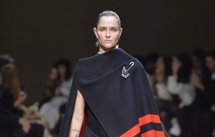 Asymetrie a ženskost.