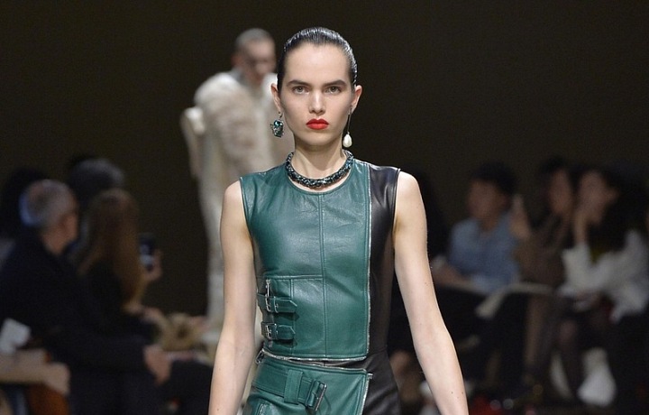 Asymetrie a ženskost.