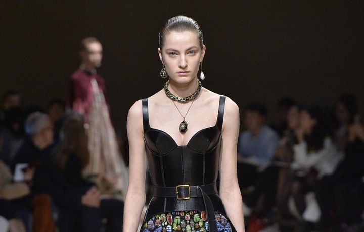 Luxusní honosné šaty.