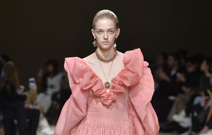 Luxusní honosné šaty.