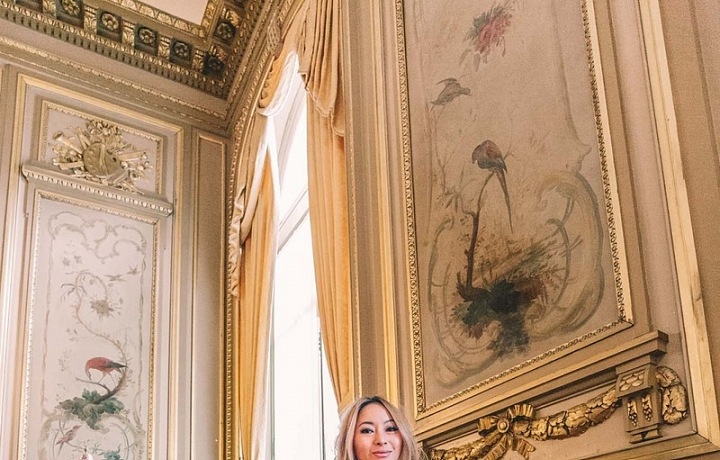 Americká blogerka Anchyi v šatech Poner z křišťálové sítě crystal net