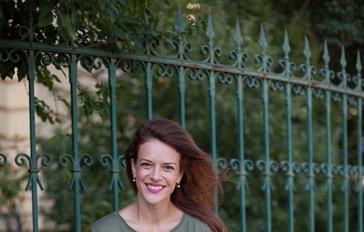 Andrea Růžičková v khaki šatech.