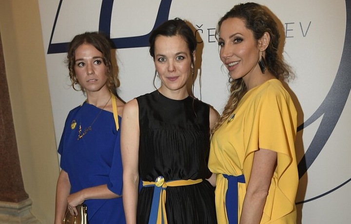 Olga Lounová, Aneta Kernová a Liana Janečková na Českém lvu v roce 2022