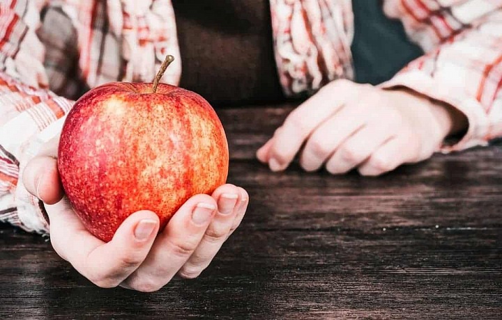 Namísto diamantového prstenu muž nabízí ženě  kus ovoce