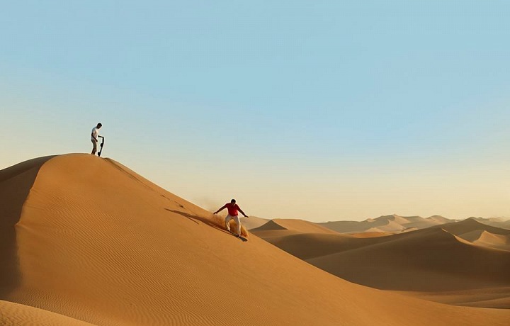 Sandboarding v dunách emirátu Abu Dhabi