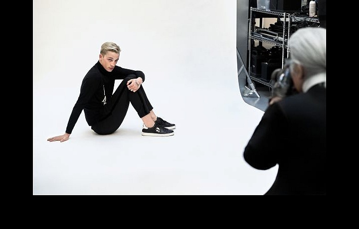 Karl Lagerfeld jako fotograf vlastní kampaně FW 2017 