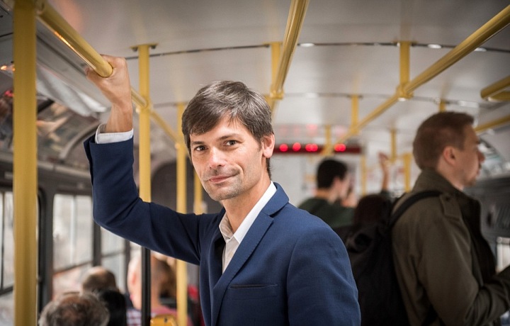 Marek Hilšer uses buses