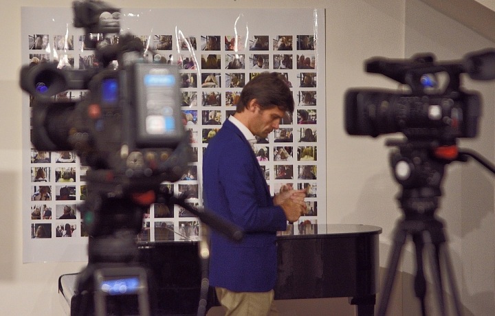 Před každým mediálním výstupem se vysokoškolský profesor soustředí.