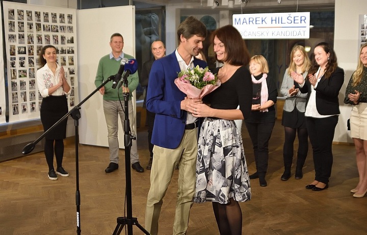 Paní Hilšerová je manželovi při kampaních po boku.