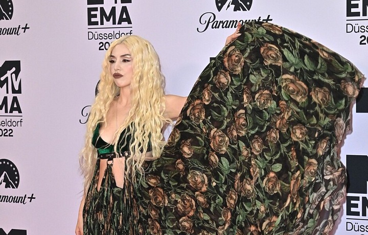 Ava Max v zelených sametových šatech 