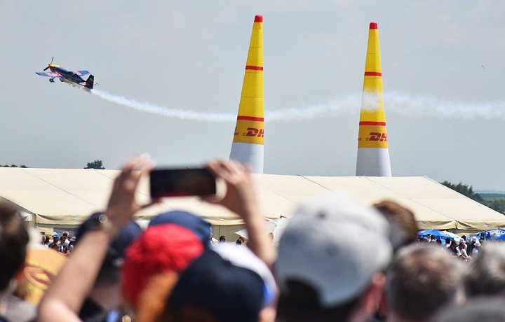 Závod Red Bull Air Race Demo. 
