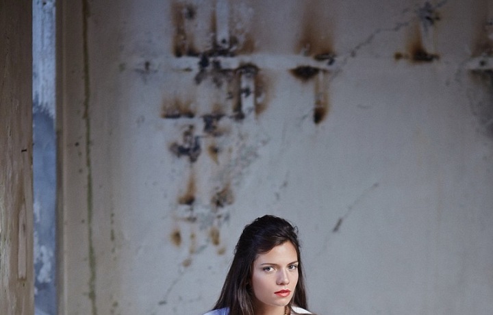 V některých turisticky oblíbených lokalitách v Řecku je zvláštními předpisy zakázáno nosit boty na vysokém podpatku