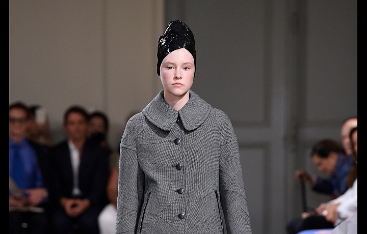 V kolekci se objevují i elegantní kostýmky