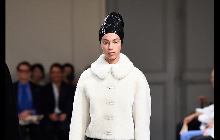 Teplý kožíšek a mini? Proč ne! 