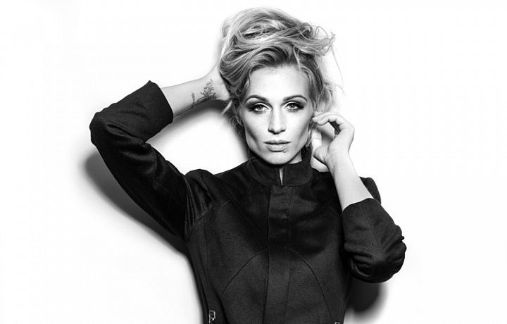 Máte rádi klasiku? Vsaďte na černou a zajímavý střih. 