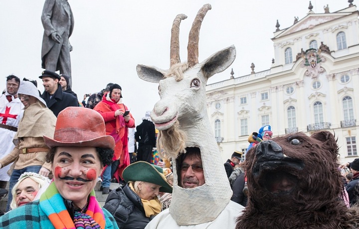 Malostranský masopust, typická postava koza, mědvěd