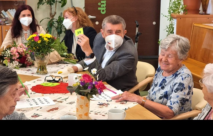 Andrej Babiš u stolu s důchodci.
