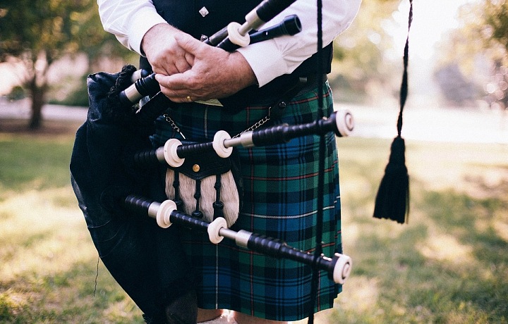 Skotský dudák v kiltu