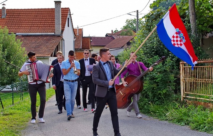 Barjaktar je zodpovědný za nošení a mávání chorvatskou vlajkou před svatebčany, kteří cestují na hostinu