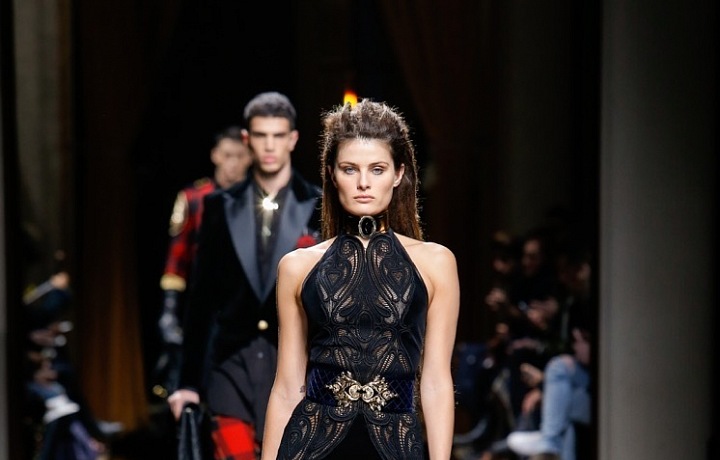 Černá barva šatů