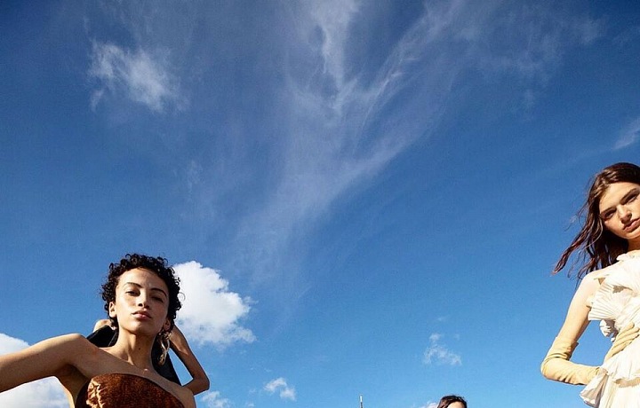 Modelky v šatech Balmain Haute Couture Fall 2020 na Seině