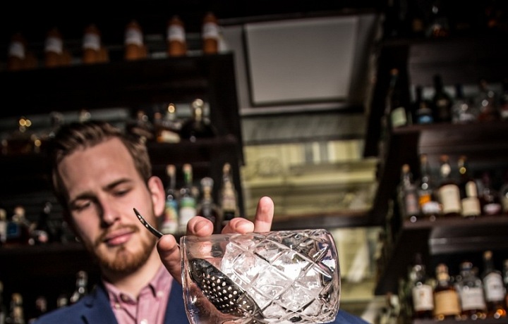 Barman v Baru, který neexistuje. 