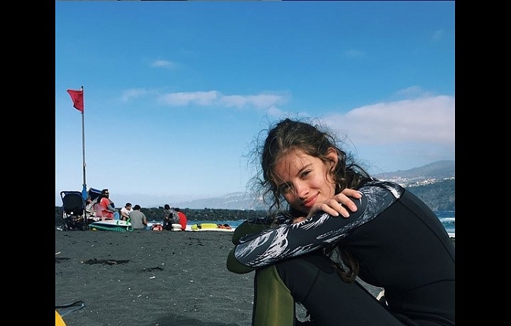 Kráska propadla surfování. 