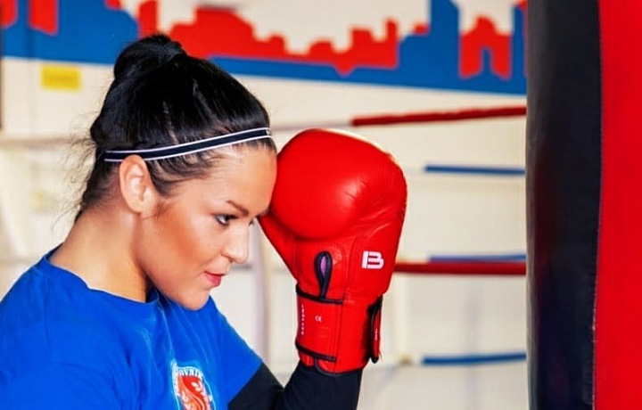 Bára v boxerských rukavicích. 