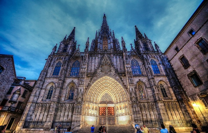 Barcelonu navštěvují miliony turistů ročně