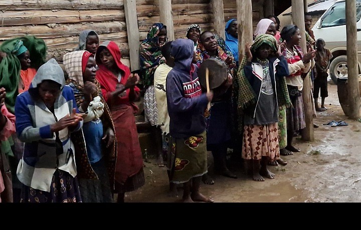 Batwa Pygmejové z vesnice Rushaga v Ugande