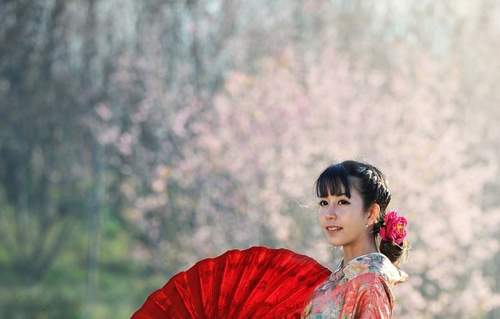 Nevěsta ve svém rouchu také skrývá dýku, aby ochránila svou rodinu