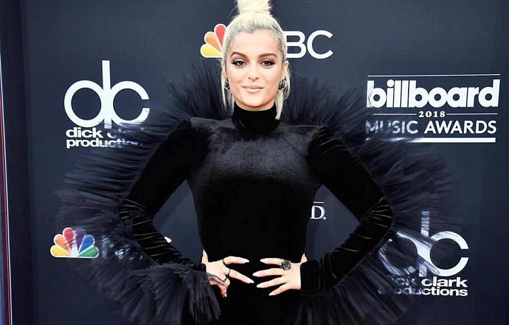 Bebe Rexha v šatech návrháře